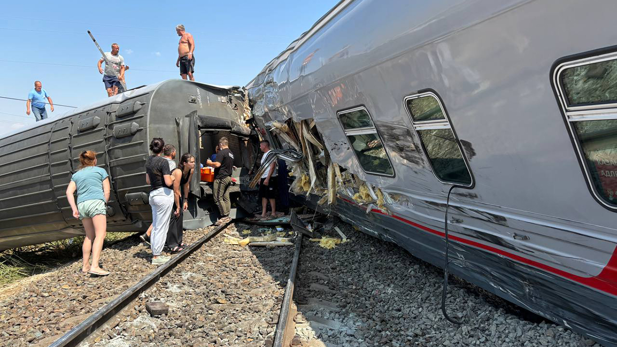 Shot: Водителя столкнувшегося с поездом КамАЗа ввели в искусственную кому