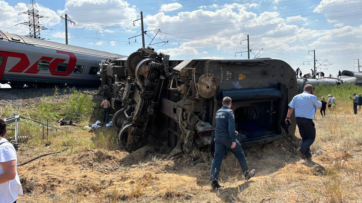 Водителя КамАЗа, столкнувшийся с поездом, экстренно перевезли в больницу
