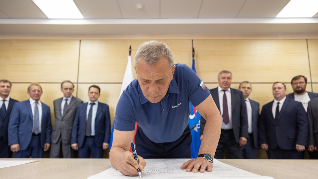 Глава «Роскосмоса» Юрий Борисов во время подписания генерального графика создания Российской орбитальной станции