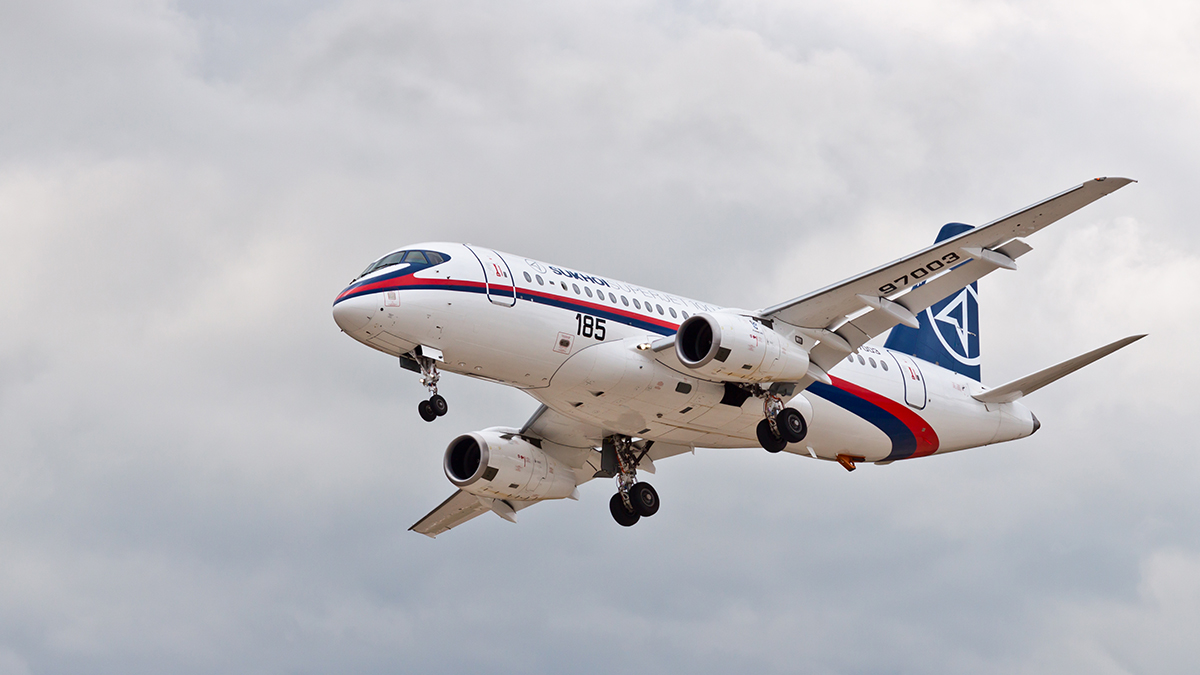 Российский самолет SSJ-100 загорелся в аэропорту Антальи: что стало причиной и кто пострадал