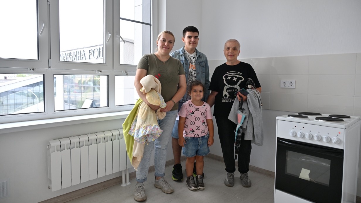 Семья Черкасовых — Анастасия, Григорий, Арьям и Надежда — участники программы реновации. Недавно они получили квартиру в новостройке в районе Марьина Роща. Скоро новоселье в современных домах, построенных в рамках программы, отметят десятки семей
