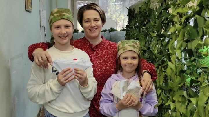 Добровольцы волонтерского движения «Птички ДМД» Виктория Клочкова, Екатерина Чекоданова и Екатерина Клочкова