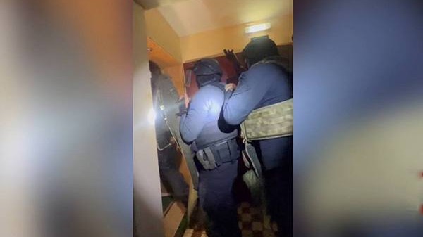 Появились кадры задержания угрожавших макетом автомата Калашникова мужчин в Москве