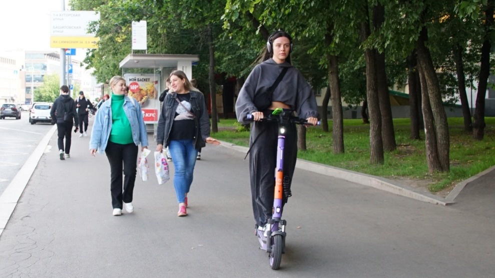 Москвичка катается на самокате по Бутырской улице