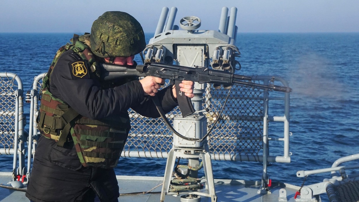 Военнослужащий ведет тренировочную стрельбу на фрегате «Адмирал Эссен»
