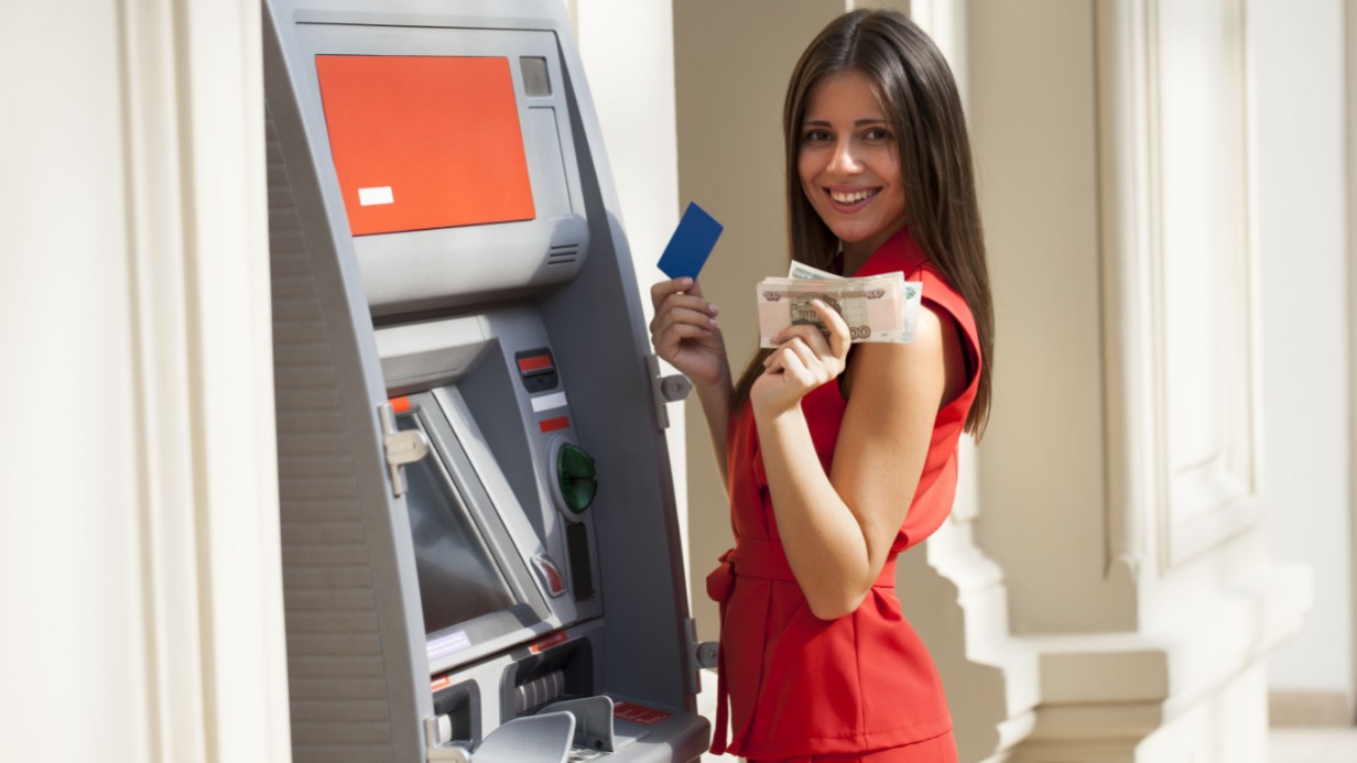 Еще с июня россияне понесли свои деньги в банки для открытия депозитов, ведь проценты по ним привлекают