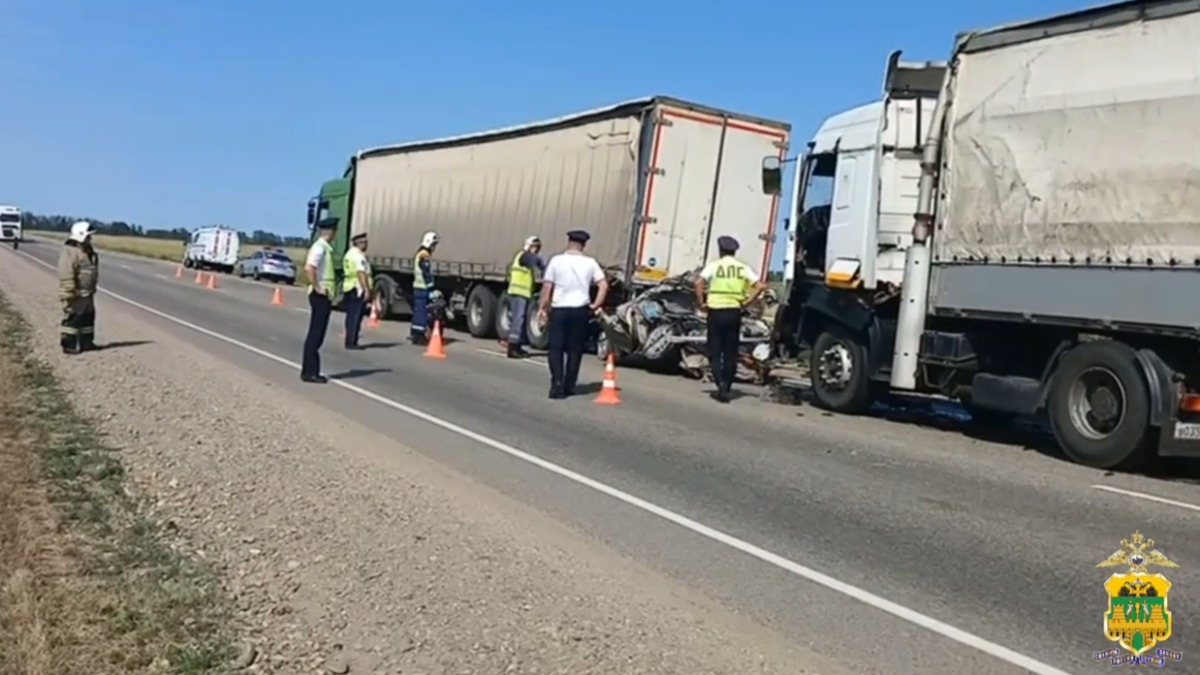 Трое детей и двое взрослых погибли в сжатой двумя фурами машине на Кубани