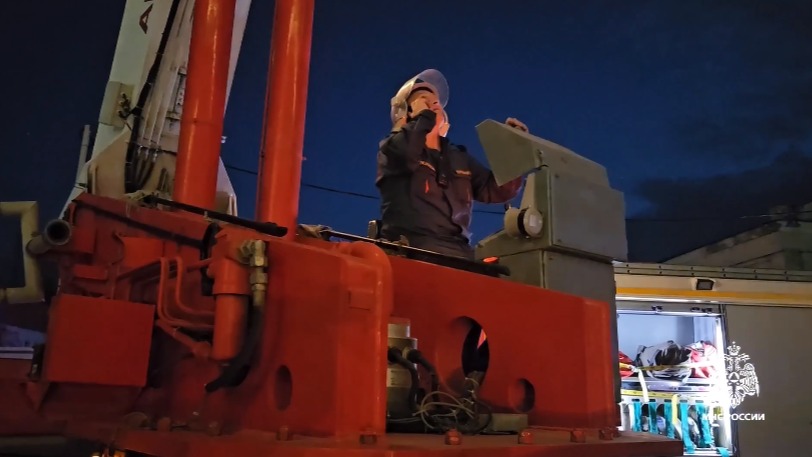 Крупный пожар произошел в торговом центре в Симферополе, обрушилась кровля