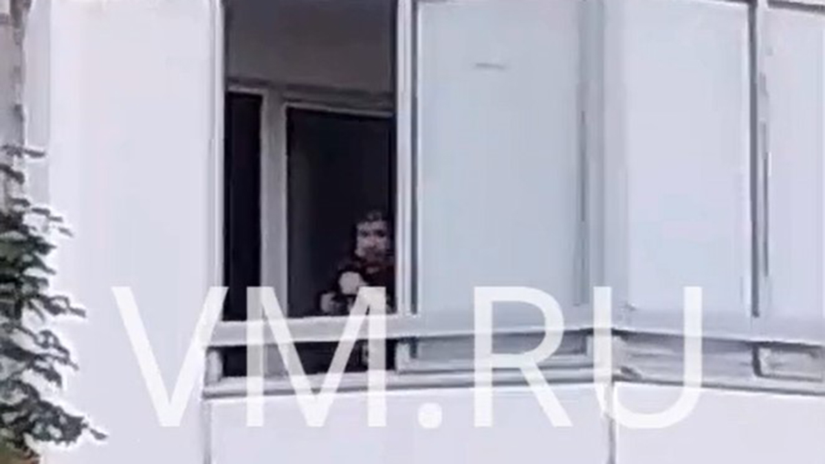 В Балашихе мужчина с автоматом целился из окна в детей. Видео