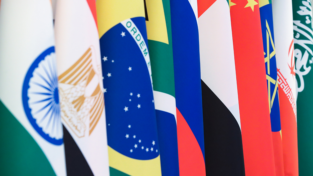 Bloomberg сравнил групповые фото саммитов G20 и БРИКС и отметил важную деталь