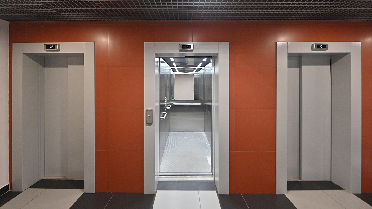 В новостройке на востоке Москвы рухнул лифт с таксой внутри