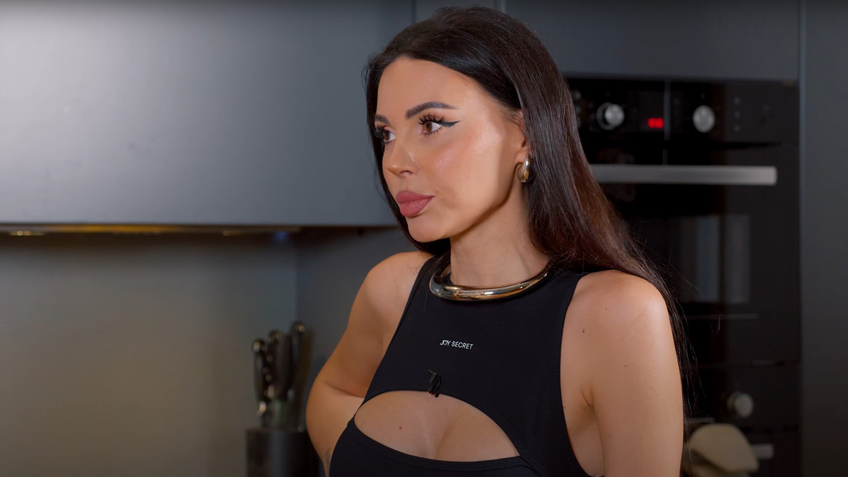 Самойлова пришла в суд, где пройдет беседа по иску о разводе с Джиганом