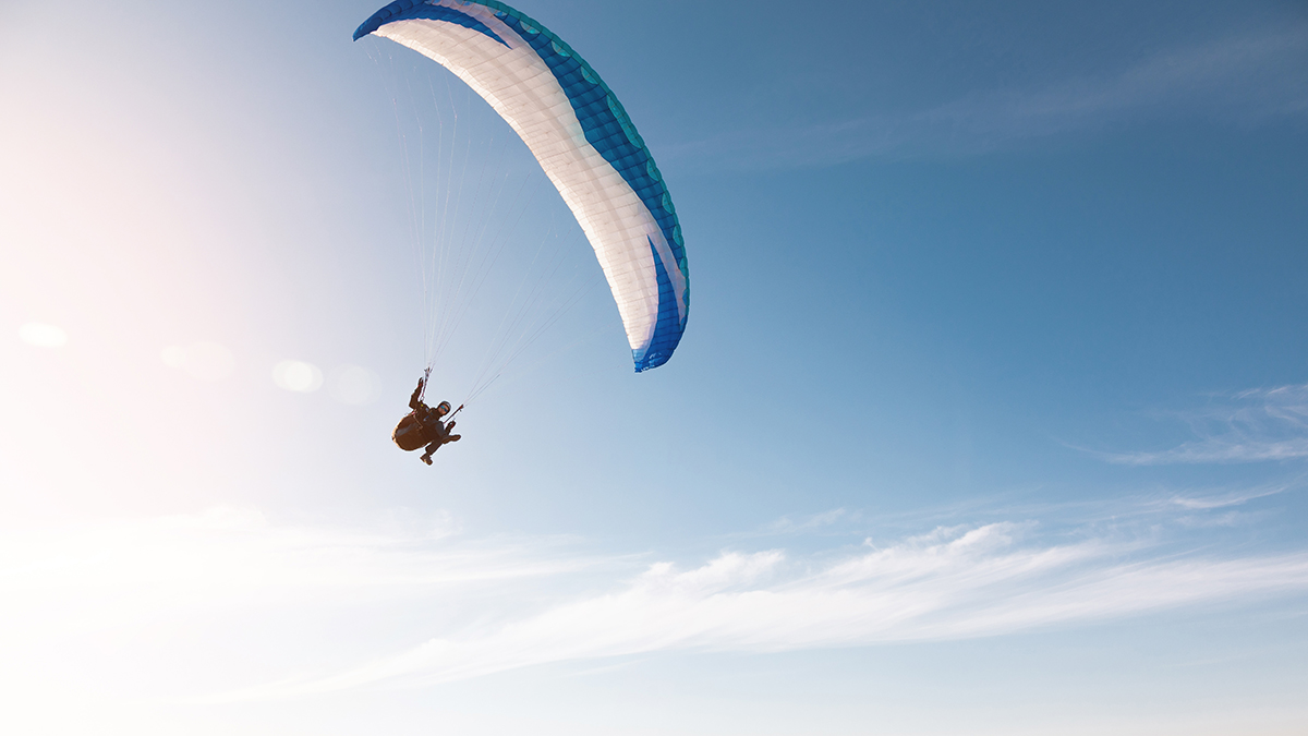 Shot: Российская туристка влетела в дерево на параплане в Турции