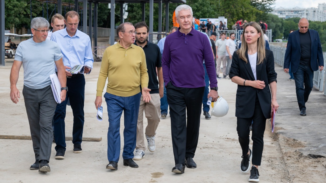 Слева направо: глава Департамента культуры Алексей Фурсин, заммэра по вопросам ЖКХ Петр Бирюков, мэр Москвы Сергей Собянин и директор музея «Коломенское» Марина Люльчук осмотрели работы по благоустройству парка