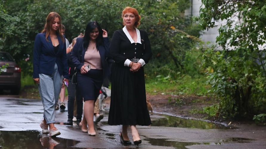 Жители Печатников попросили благоустроить территорию рядом со школой на улице Гурьянова