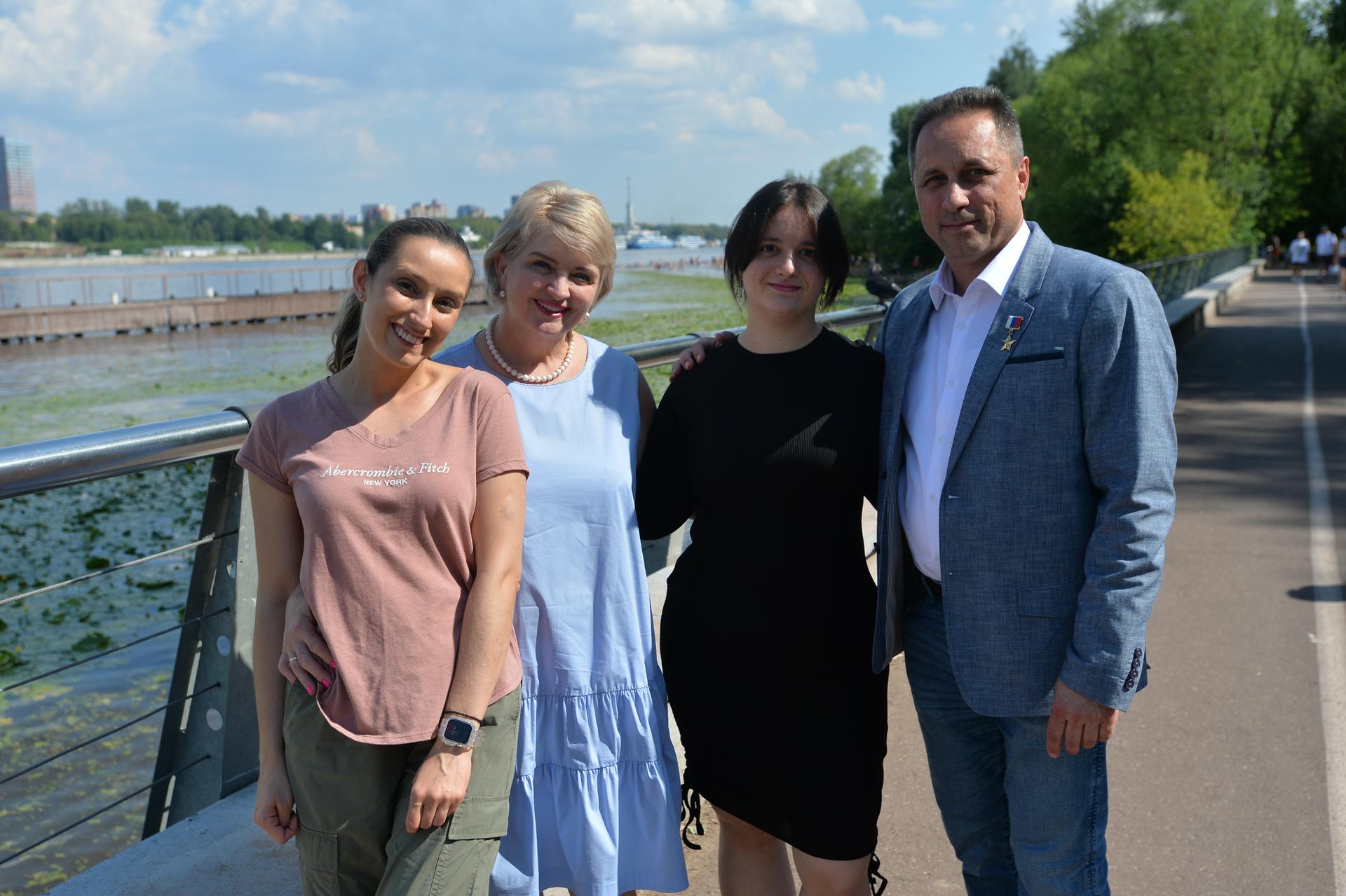  Семья Шпаклеровых Антон и Татьяна с дочерьми Кристиной и Кирой в одном из самых своих любимых мест для прогулок — парке «Северное Тушино»