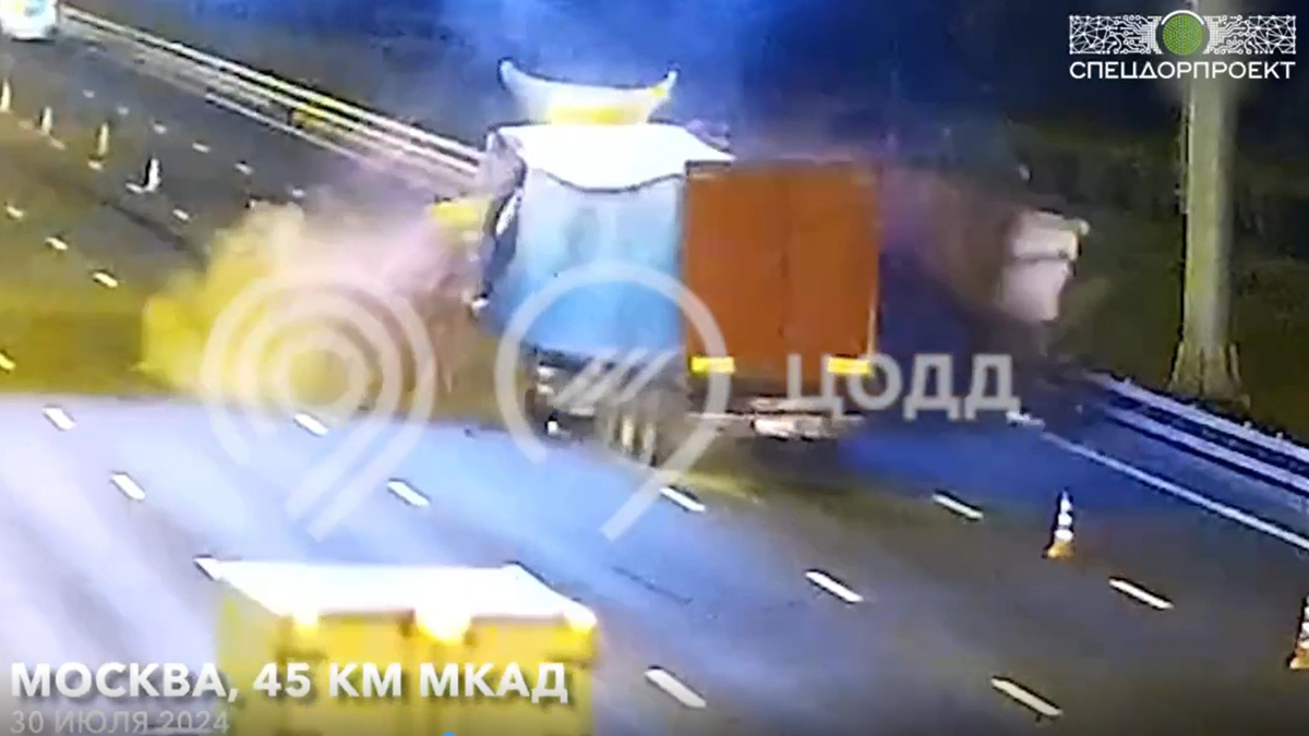 Грузовик с арбузами протаранил дорожную технику на МКАД