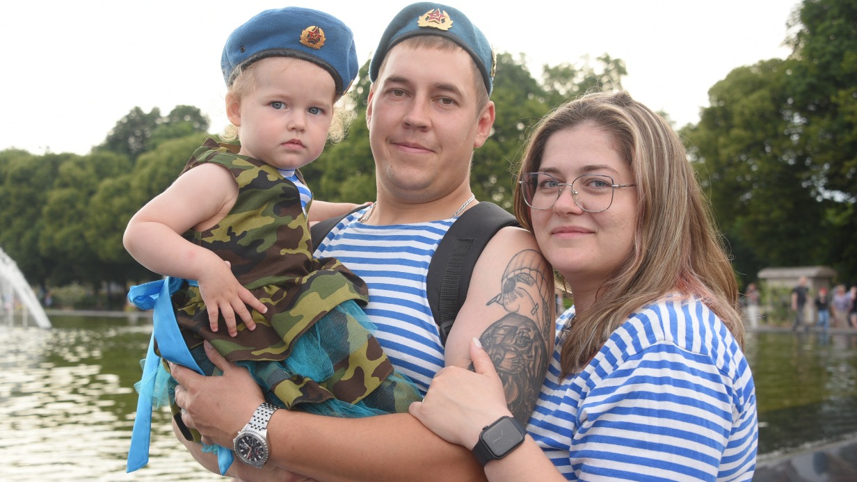 Десантник Дмитрий Архипов с женой Екатериной и дочерью Полиной