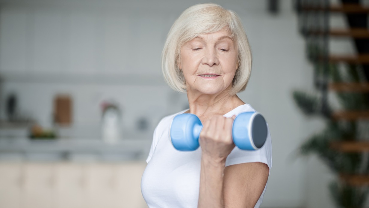 Многие москвичи старшего поколения, особенно женщины, регулярно занимаются спортом