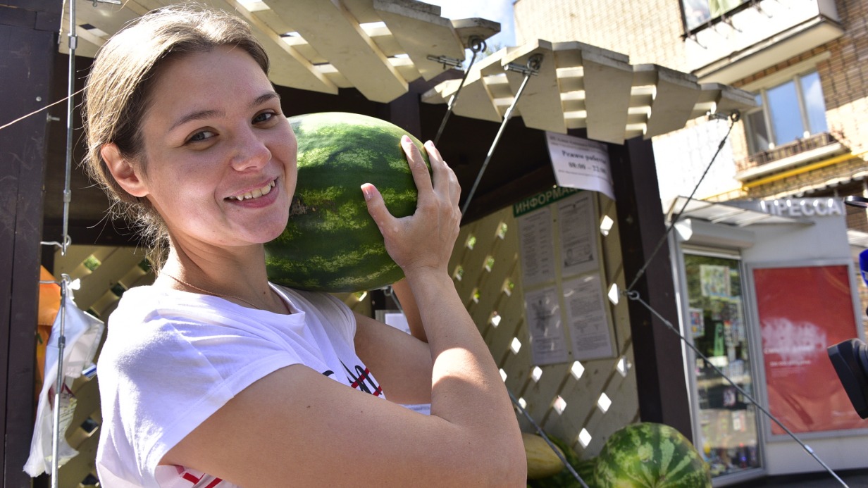 Москвичка Евгения Парфенова купила арбуз на официальном развале