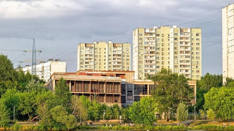 Милена Авимская обсудила с жильцами вопрос сноса недостроенного здания ФОК в Прибрежном проезде