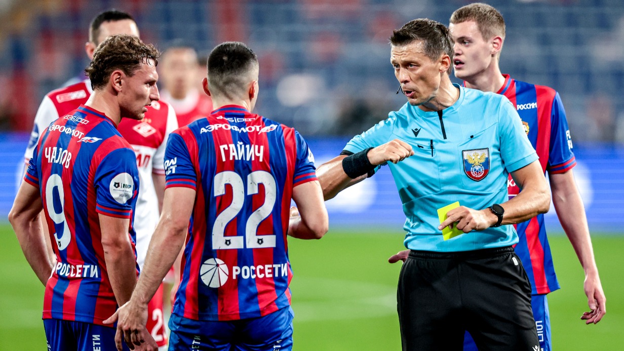 Матч ЦСКА — «Спартак»: арбитр Василий Казарцев объясняет спортсменам, почему принял решение показать одному из них желтую карточку