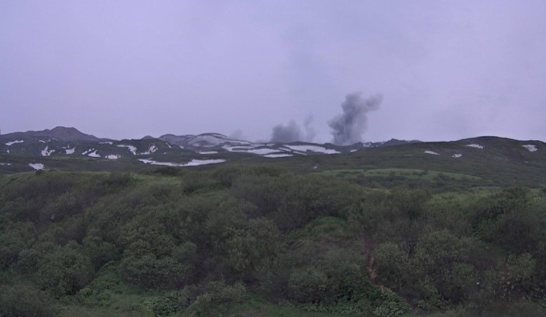 Столб пепла высотой четыре километра выбросил вулкан Эбеко на Курилах