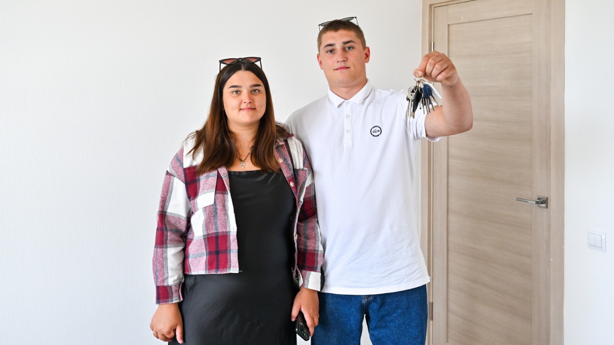 Москвичи Вероника Мосальская и Илья Губарев получили квартиру по реновации в доме на улице Ленская. В Бабушкинском районе завершeн первый этап программы