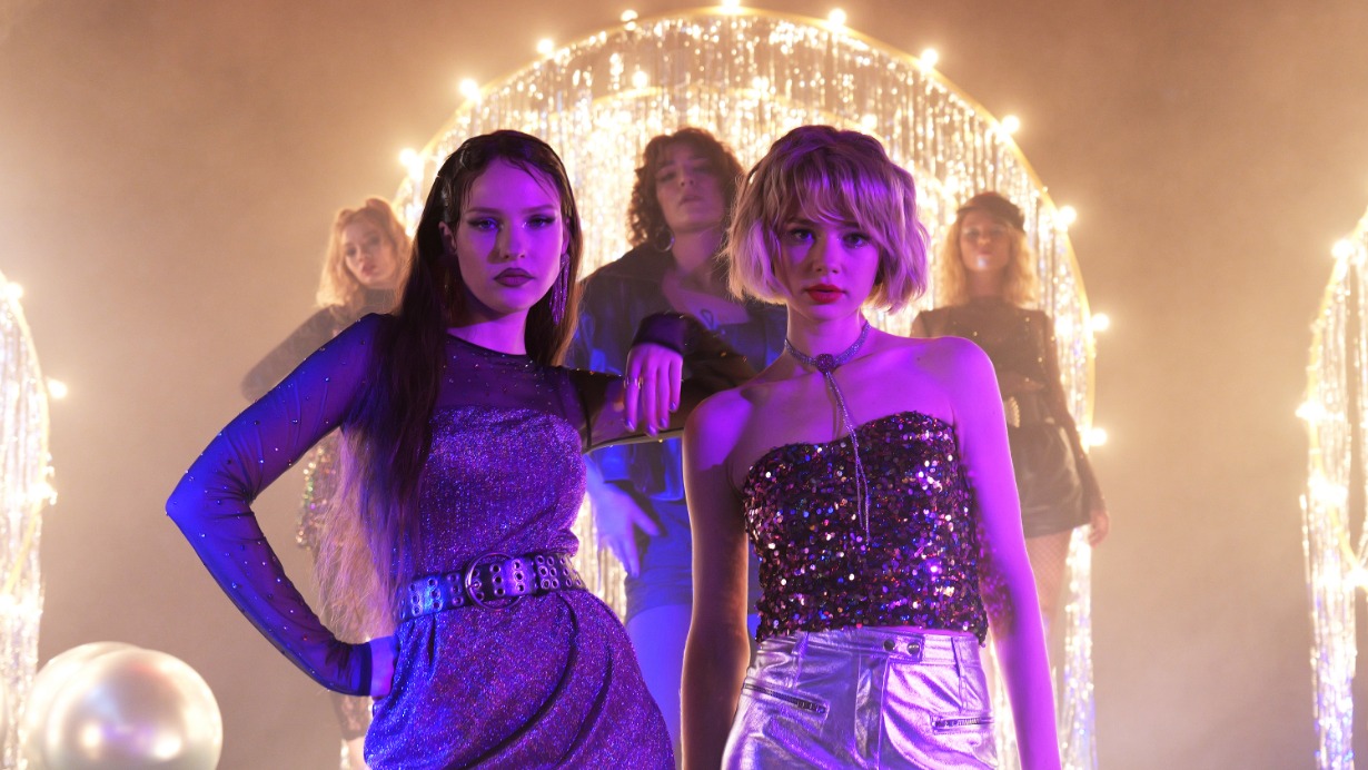 Кадр со съемок сериала «Комбинация»: Елизавета Базыкина (слева, в роли Татьяны Ивановой) и Анастасия Уколова (справа, в роли Алены Апиной) «зажигают», как заправские звезды 1990-х