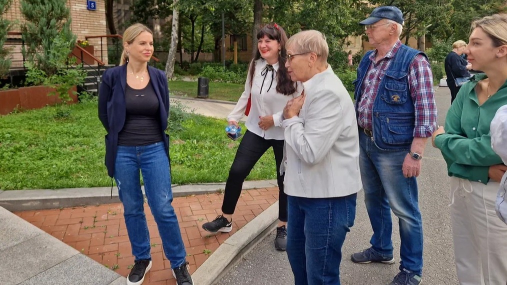 Светлана Акулова обсудила с активными жителями озеленение территории у дома в Пресненском районе