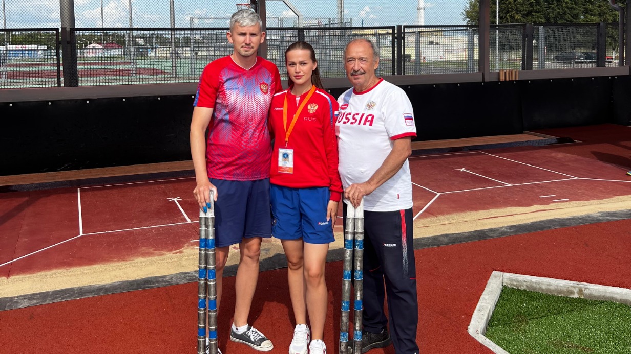 На проходящем в Молодечно (Республика Беларусь) IX чемпионате мира по городошному спорту игроки сборной команды России Сергей Облогин из Санкт-Петербурга и москвичи Жанна Акрымова и заслуженный мастер спорта России Владимир Поляков (слева направо) готовятся к предстоящим встречам