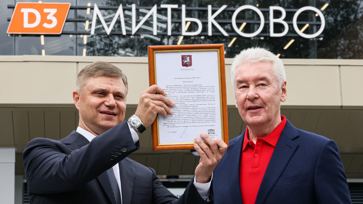 Мэр Москвы Сергей Собянин (справа) на открытии городского вокзала «Митьково» МЦД-3 вручил генеральному директору «Российских железных дорог» Олегу Белозерову поздравительную телеграмму по случаю Дня железнодорожника, адресованную коллективу и ветеранам предприятия
