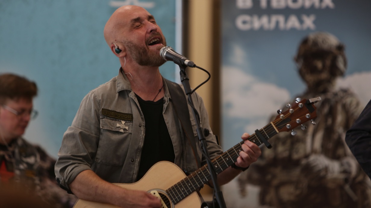 Вокалист группы «Зверобой» Александр Носков исполняет песню для военнослужащих, заключивших контракт в Едином пункте отбора