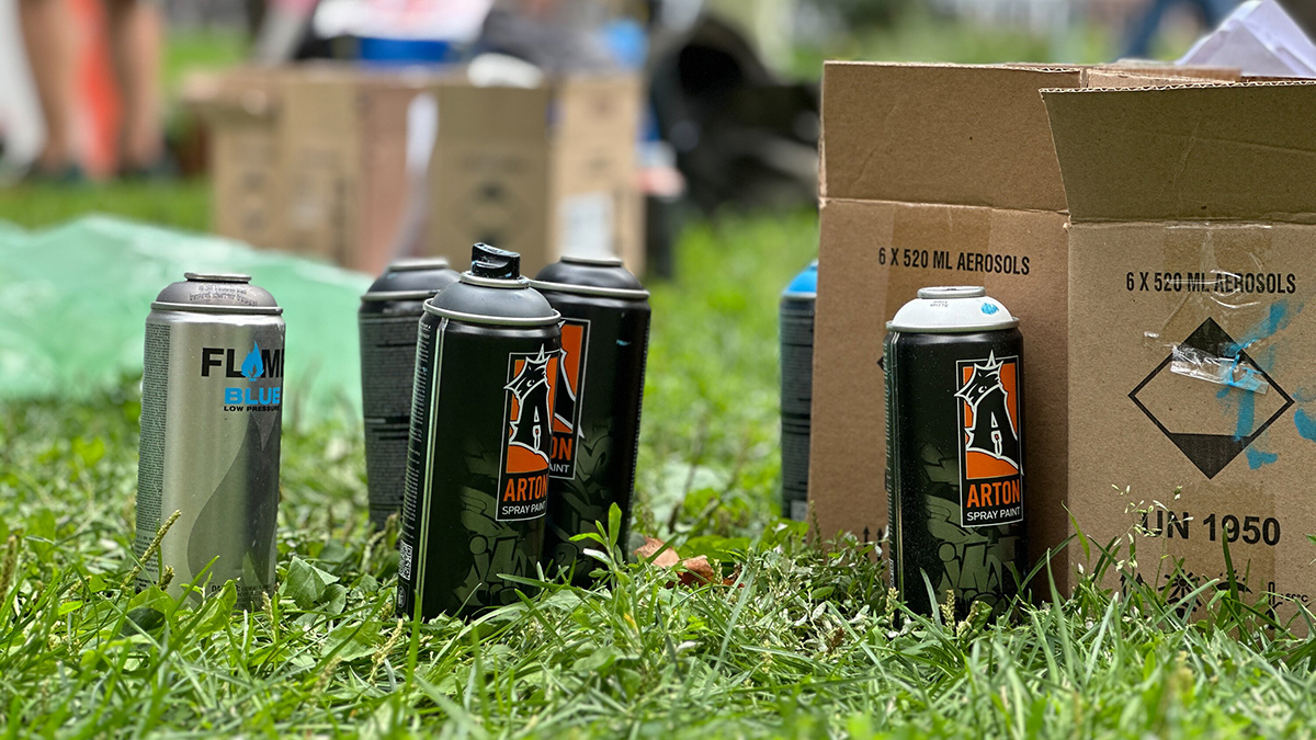 Силовики нашли самокатчиков, которые оставили граффити на пункте ДПС в Москве