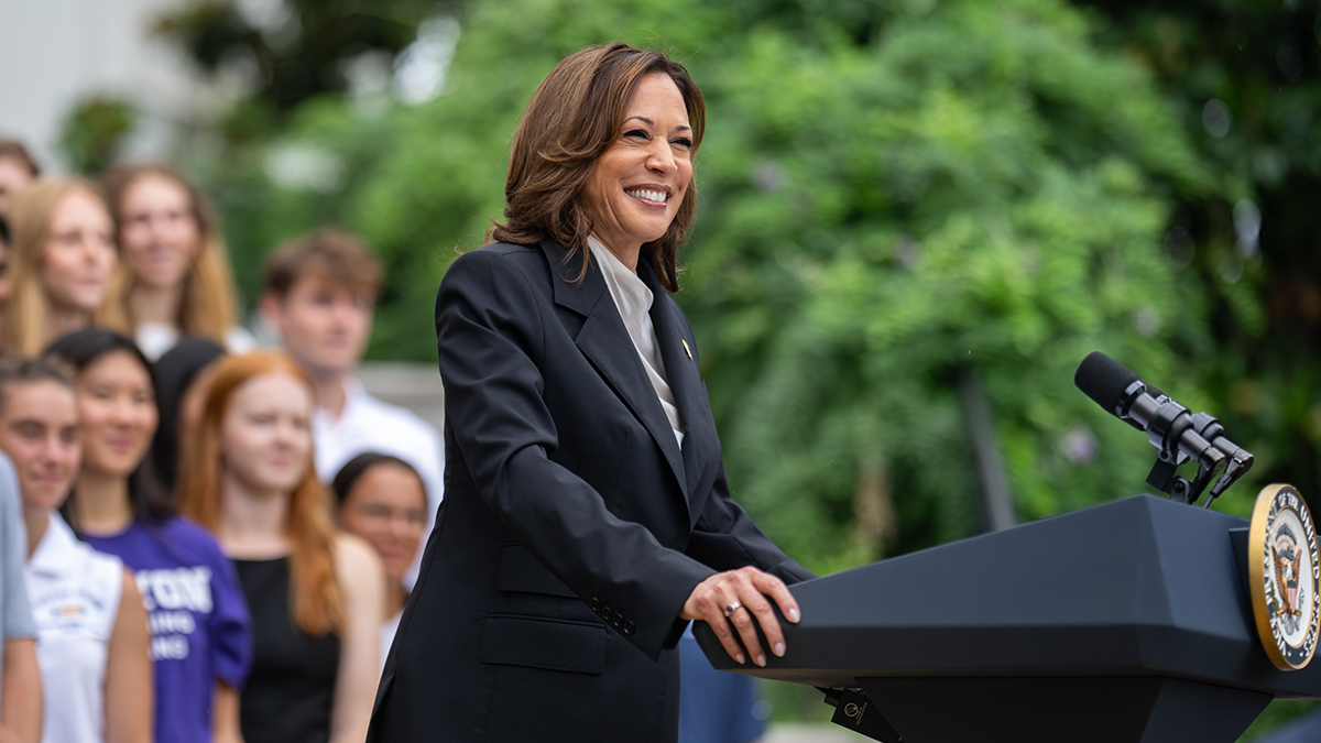 Харрис продолжает опережать Трампа по уровню поддержки в США