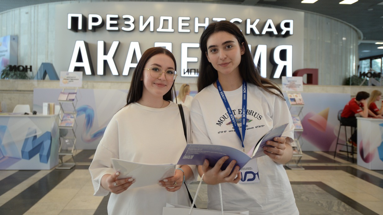 Студентка третьего курса специальности «Реклама и связи с общественностью» Анастасия Пашковская и четверокурсница программы «Психология современной теории и практика» Изабелла Гобедашвили помогают абитуриентам выбрать подходящие направление в РАНХиГС