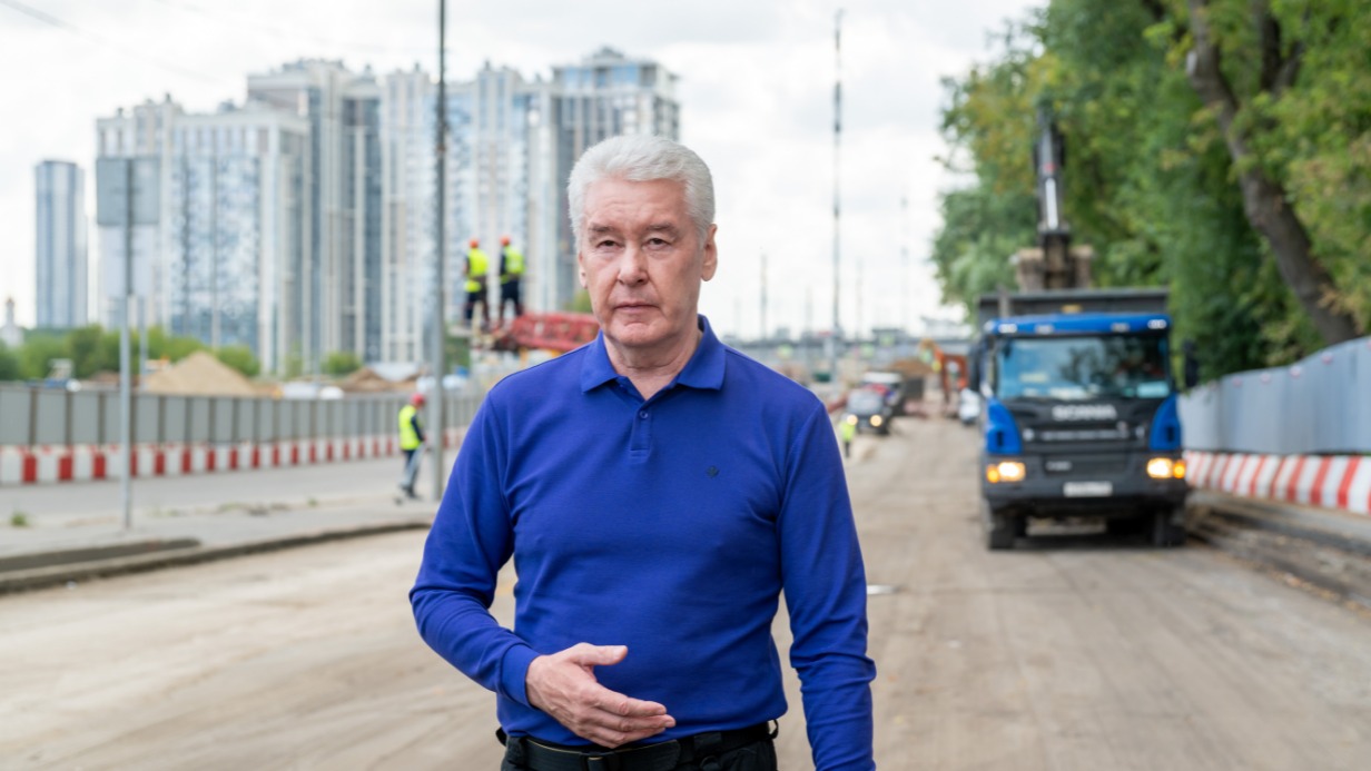 Мэр Москвы Сергей Собянин проконтролировал, как продвигается реконструкция участка Сельскохозяйственной улицы от Московского скоростного диаметра до Юрловского проезда. Это первый из трех этапов проекта по созданию новой хордовой магистрали на северо-востоке города