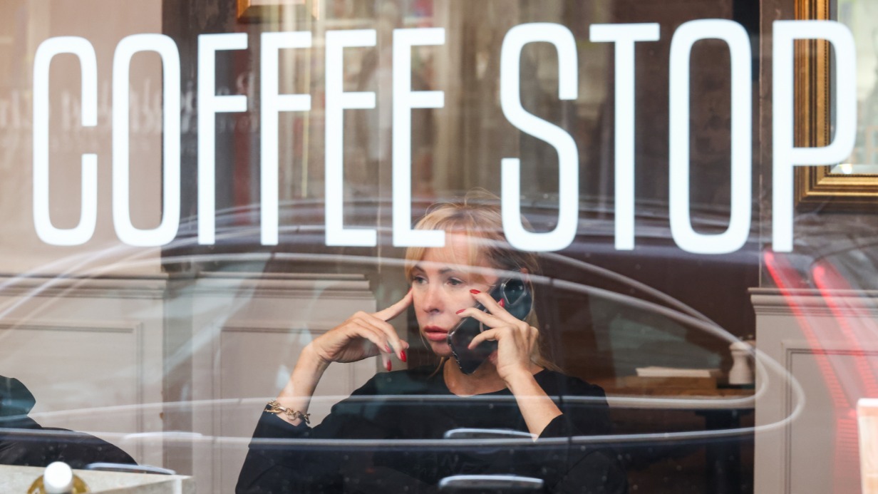 Женщина в кафе с нерусским названием в Большом Козихинском переулке. Подобные англицизмы на вывесках были очень популярны еще недавно, когда мы стремились встроиться в западную цивилизацию