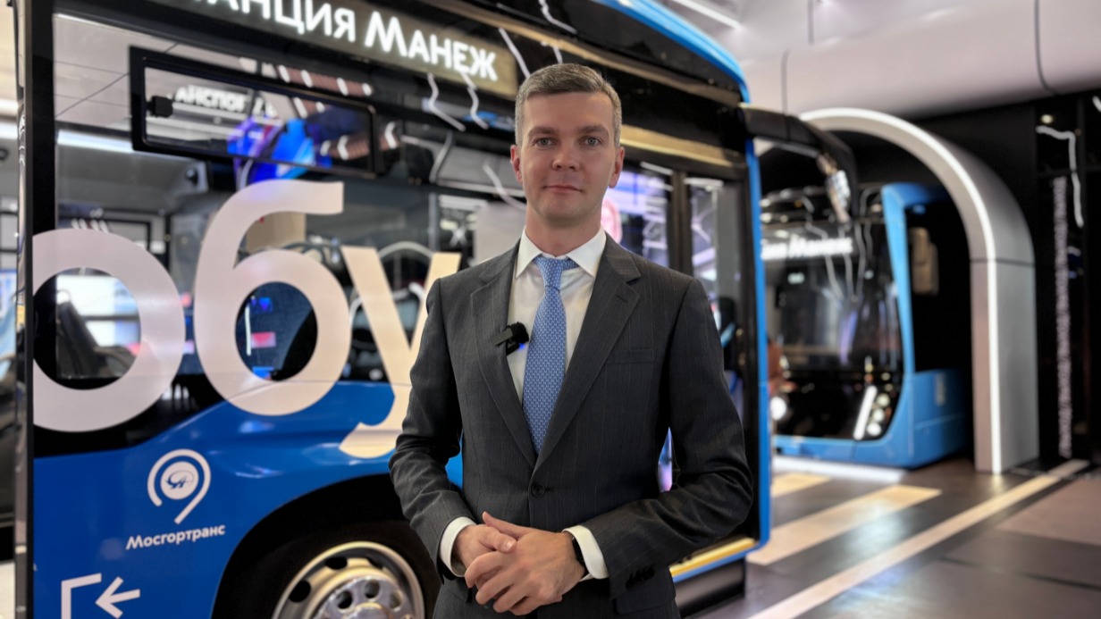 Директор Мостранспроекта Владимир Титов проводит экскурсию по залам Манежа. Здесь представлены достижения московского транспорта. В частности, можно посмотреть на электробус и его устройство