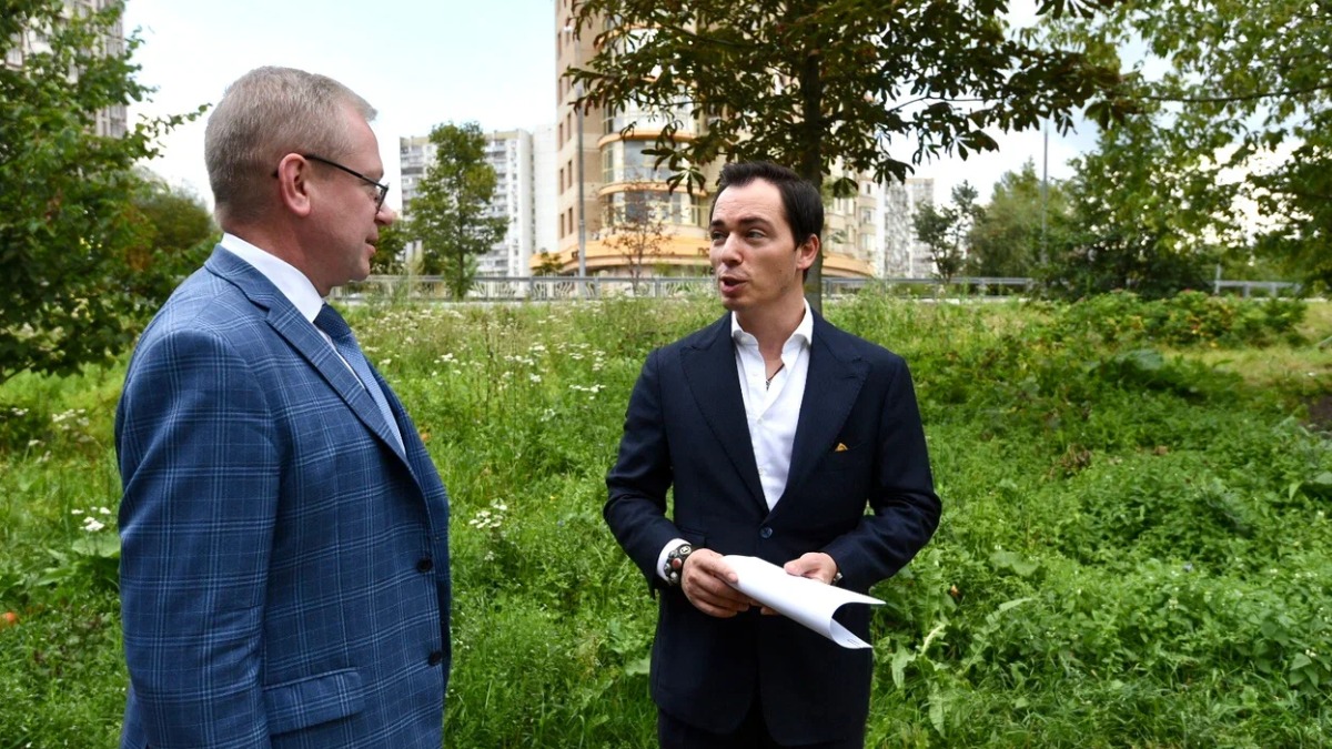 Группе активистов презентовали три варианта проекта Аллеи Славы в районе Раменки