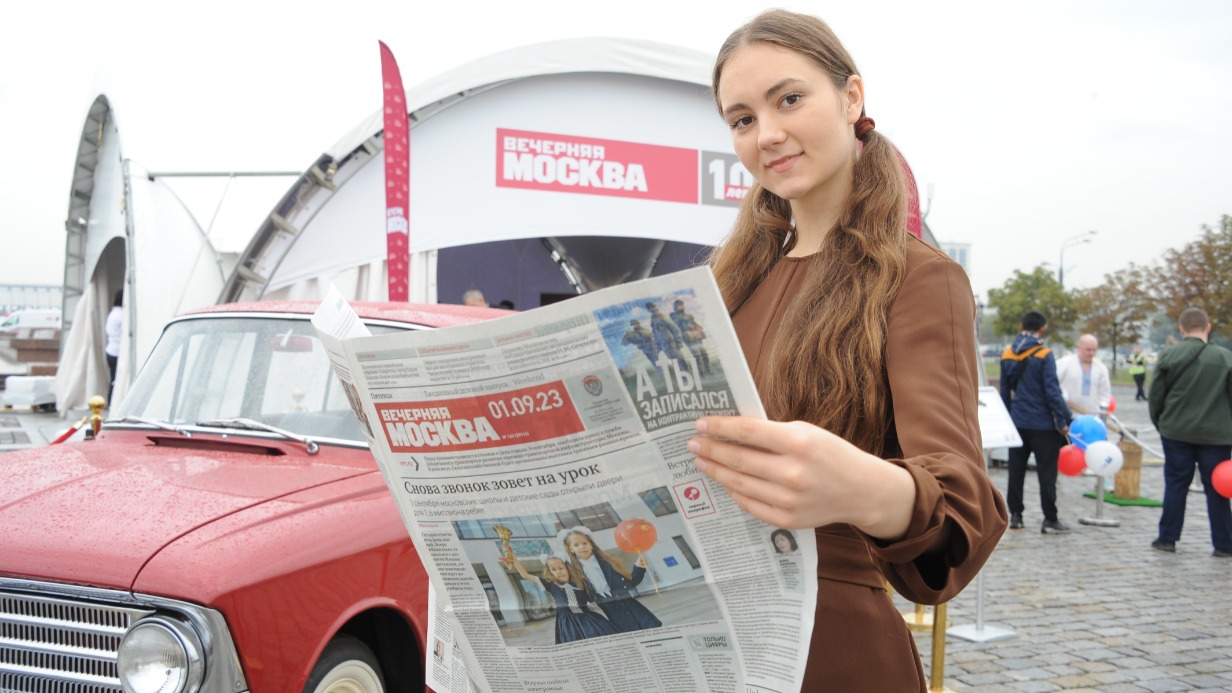 Посетительница Московского медиафестиваля, студентка РГГУ Татьяна Мошкина читает «Вечернюю Москву»