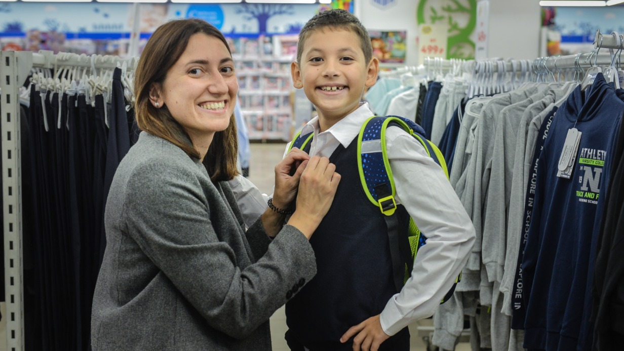 Мама школьника Мария Филимонова выбирает форму для сына Богдана