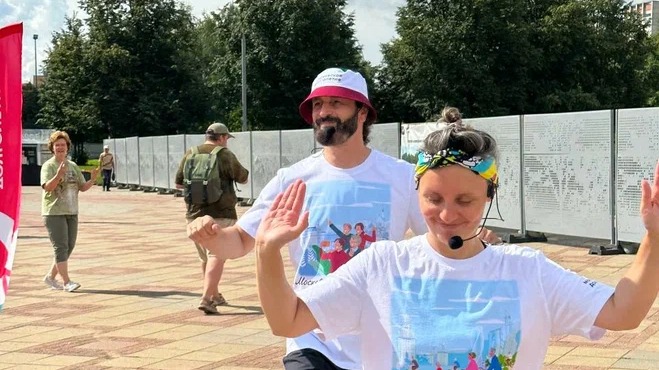 Фигурист Илья Авербух провел «Зарядку долголетия» в Вешняках