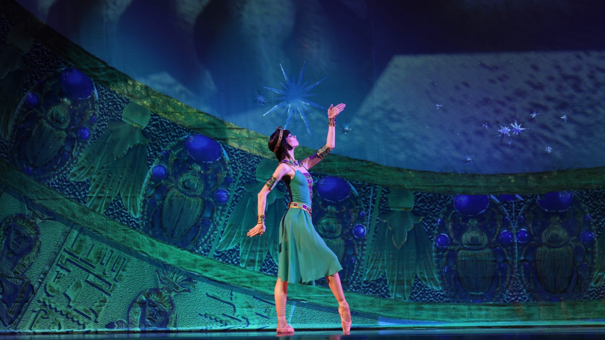 Клеопатру поставили на пуанты