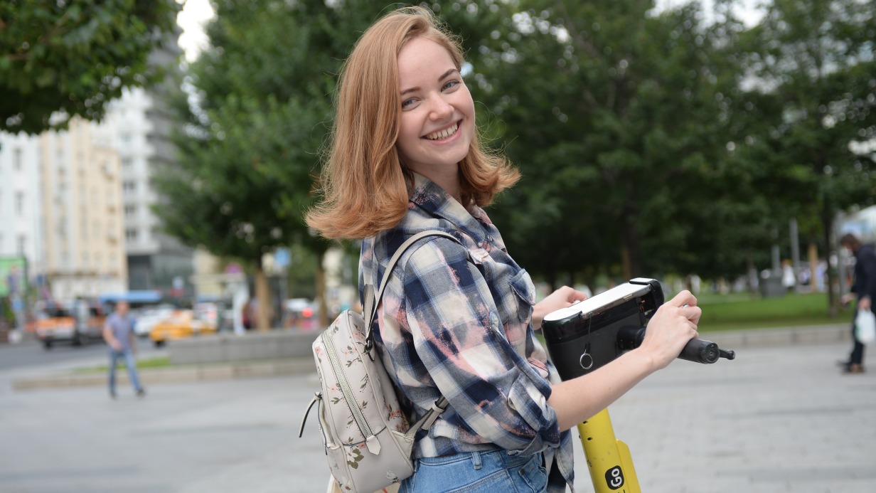 Архитектор Маргарита Рубан едет на работу по Новому Арбату на электросамокате. Девушка знает Правила дорожного движения и старается передвигаться так, чтобы не доставлять неудобства пешеходам 