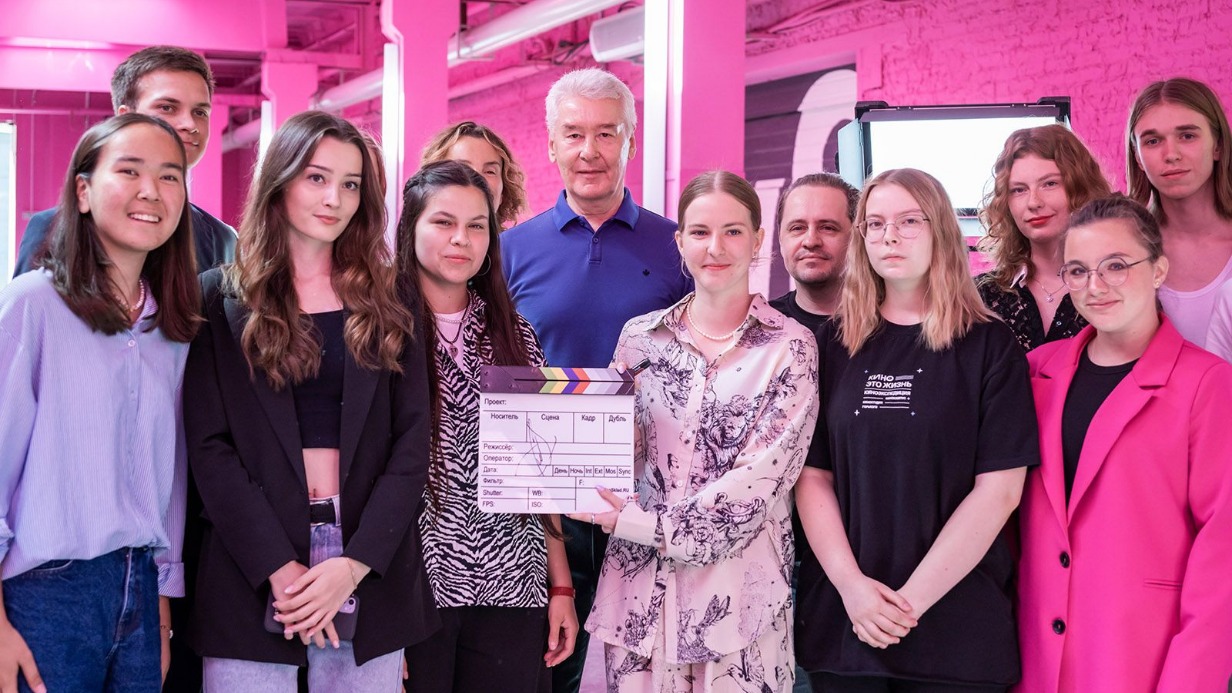 Мэр Москвы Сергей Собянин пообщался со студентами, прошедшими обучение в рамках образовательных программ Киностудии имени М. Горького, — правительство города занимается ее возрождением, после которого студия войдет в состав московского кинокластера