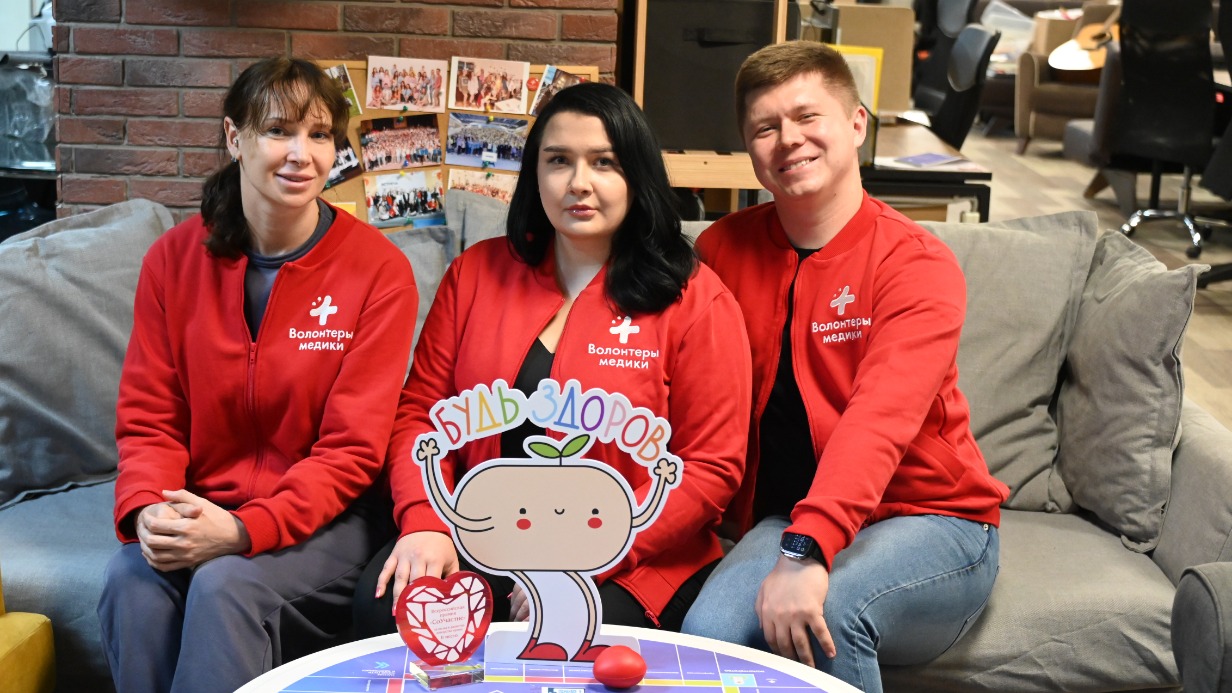 Волонтеры-медики Юлиана Дмитрова, Анна Бабкина и Роман Шашкин 
