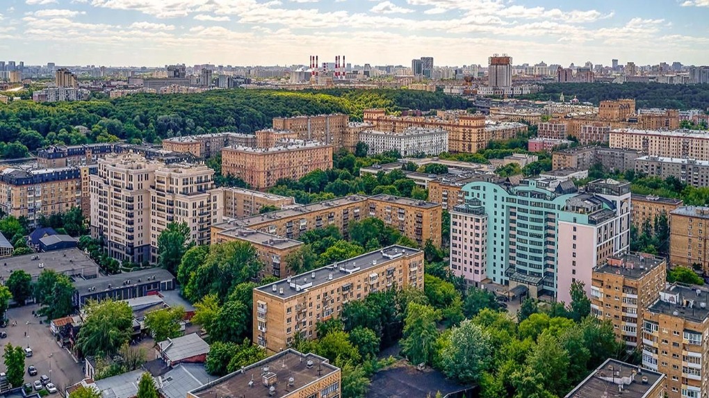 Около 400 фасадов жилых домов капитально отремонтировали в Москве с начала года