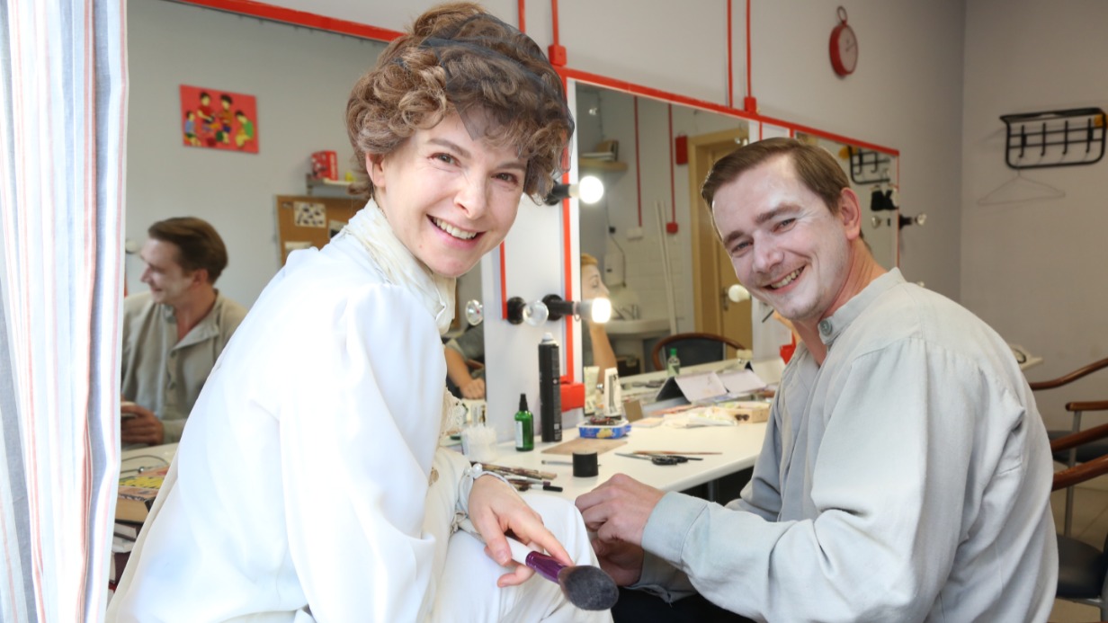 Артисты Санкт-Петербургского театра юного зрителя имени Александра Брянцева Анна Слынько в роли Елены Кривцовой и Кузьма Стомаченко, сыгравший Нила, готовятся к спектаклю «Мещане» на сцене Московского ТЮЗа, который показали в рамках фестиваля «Горький+»