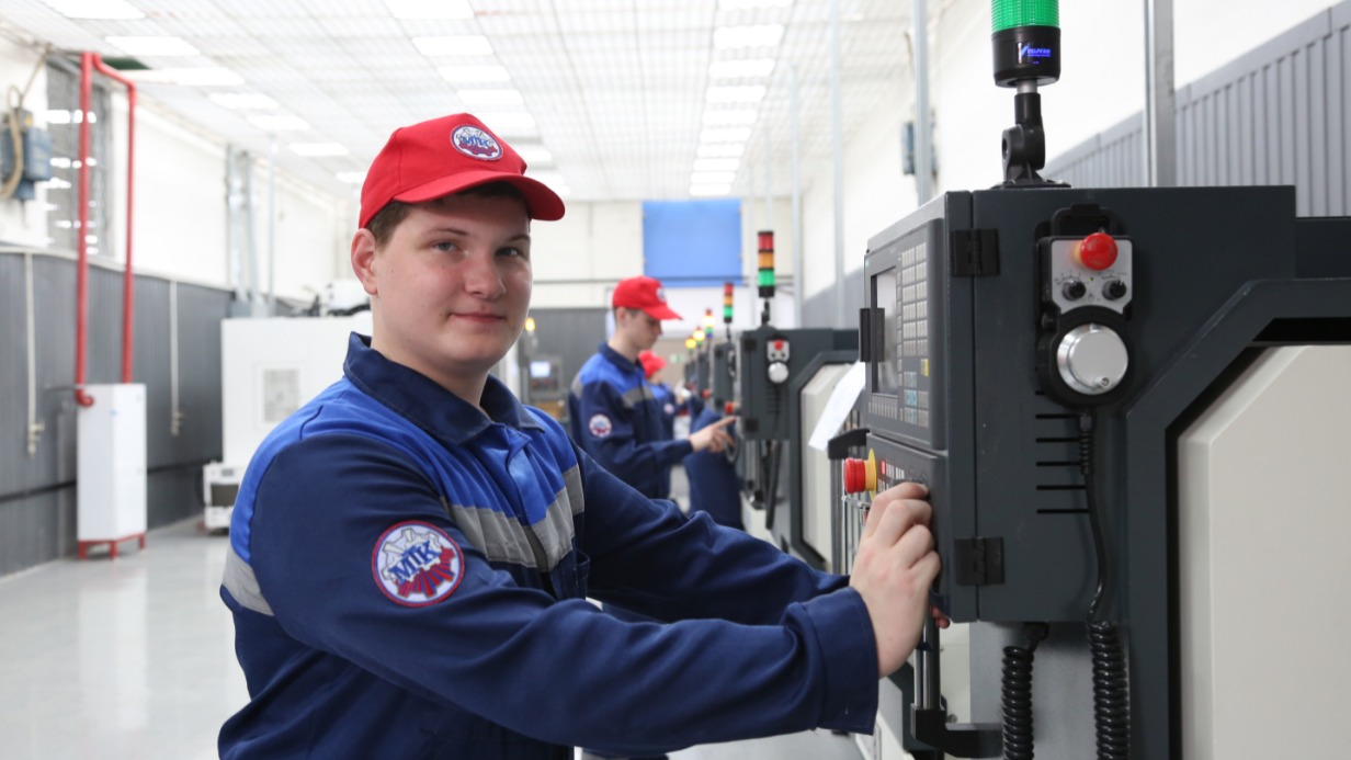 Иван Юдин, студент выпускной группы Московского технологического колледжа, возле станка с ЧПУ